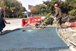 老舊小區(qū)的海綿化改造-彩色透水混凝土跑道